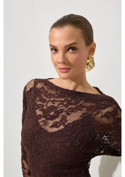 Acı-Kahve Tam Kalıp Dantel Detaylı Midi Boy Elbise