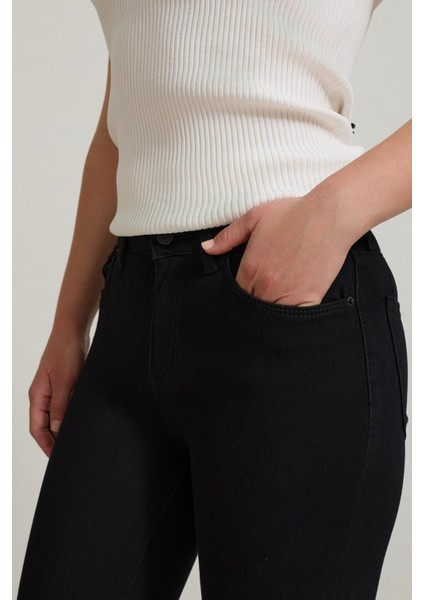 Siyah Tam Kalıp Kot Pantolon