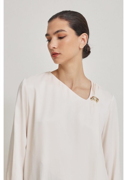 Krem Yakada Aksesuar Detaylı Uzun Kollu Rahat Kesim Bluz modelleri