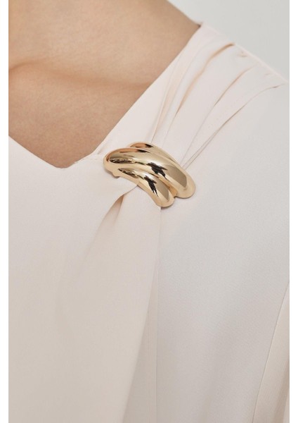 Krem Yakada Aksesuar Detaylı Uzun Kollu Rahat Kesim Bluz fırsatları