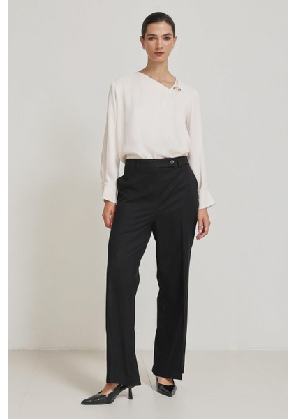 Krem Yakada Aksesuar Detaylı Uzun Kollu Rahat Kesim Bluz indirimleri