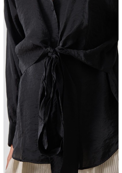 Siyah Kruvaze Yaka Bağlama Detaylı Uzun Kollu Geniş Kalıp Bluz