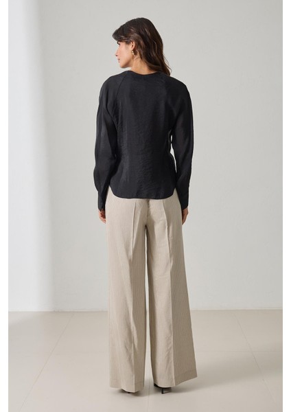 Siyah Kruvaze Yaka Bağlama Detaylı Uzun Kollu Geniş Kalıp Bluz