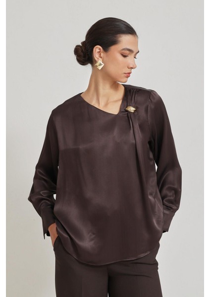 Çikolata Yakada Aksesuar Detaylı Uzun Kollu Rahat Kesim Bluz modelleri