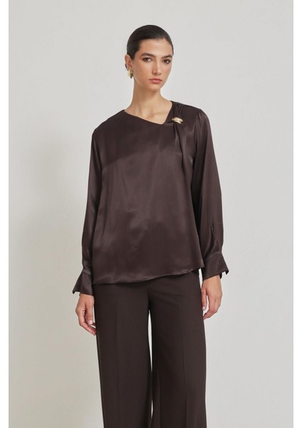 Çikolata Yakada Aksesuar Detaylı Uzun Kollu Rahat Kesim Bluz fırsatları
