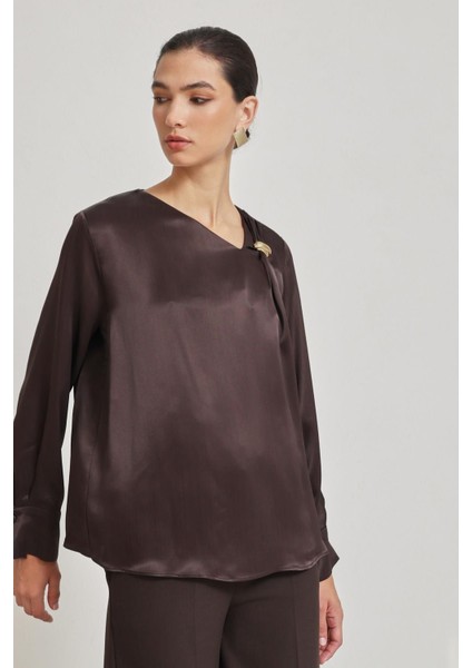 Çikolata Yakada Aksesuar Detaylı Uzun Kollu Rahat Kesim Bluz indirimleri