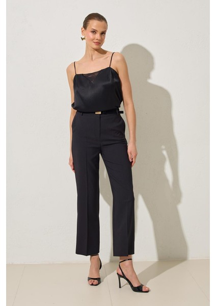 Siyah Kemer Detaylı Tam Kalıp Pantolon