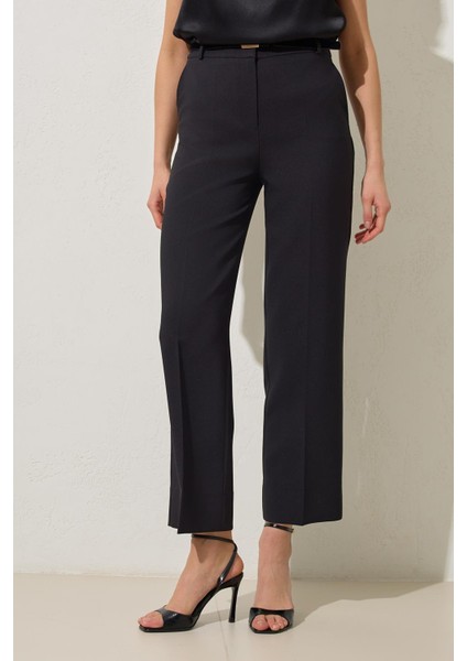 Siyah Kemer Detaylı Tam Kalıp Pantolon
