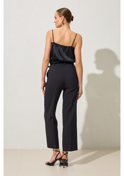 Siyah Kemer Detaylı Tam Kalıp Pantolon