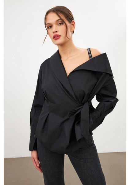 Siyah Tek Omuzu Açık Asimetrik Yapılı Belden Bağlama Detaylı Uzun Kollu Geniş Kesim Gömlek