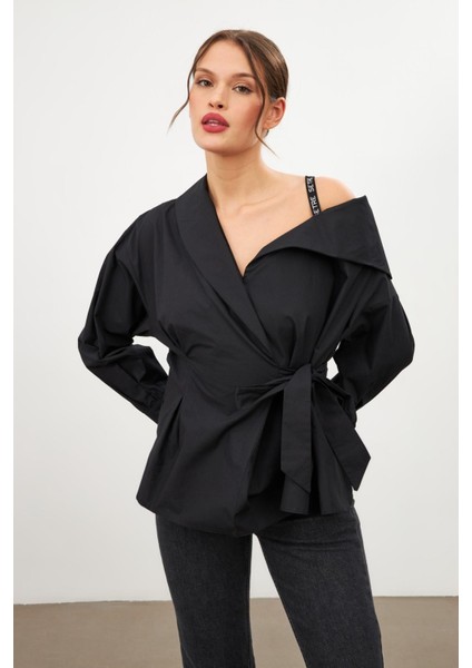 Siyah Tek Omuzu Açık Asimetrik Yapılı Belden Bağlama Detaylı Uzun Kollu Geniş Kesim Gömlek