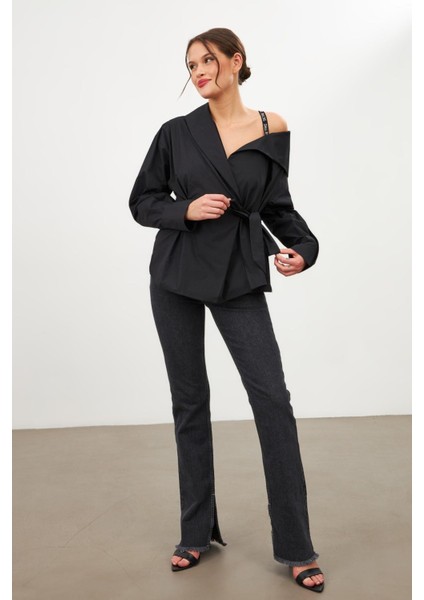 Siyah Tek Omuzu Açık Asimetrik Yapılı Belden Bağlama Detaylı Uzun Kollu Geniş Kesim Gömlek
