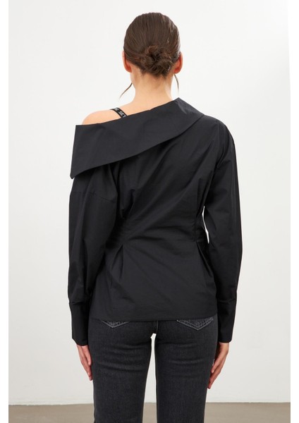 Siyah Tek Omuzu Açık Asimetrik Yapılı Belden Bağlama Detaylı Uzun Kollu Geniş Kesim Gömlek