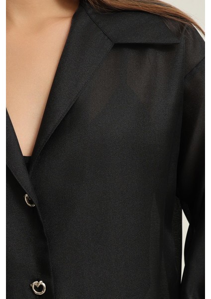 Siyah Ceket Yaka Dökümlü Gömlek