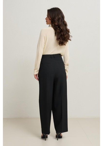 Siyah Belden Asimetrik Kapama Detaylı Pantolon