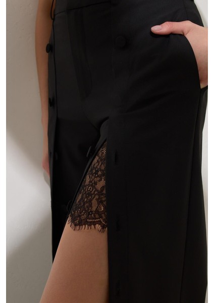 Siyah Düğme Detaylı Tam Kalıp Pantolon