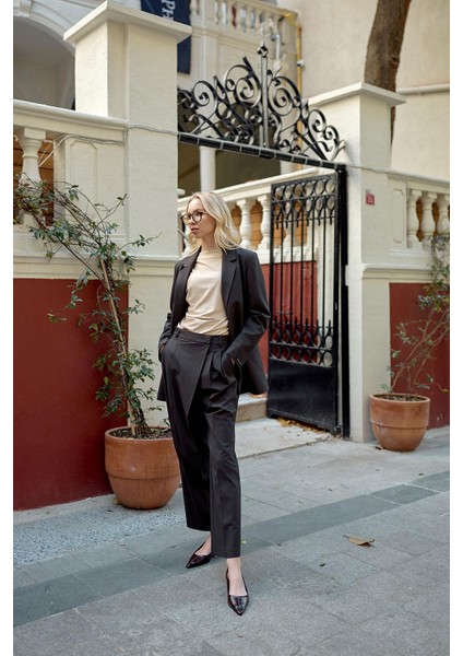 Acı-Kahve Belden Asimetrik Kapama Detaylı Pantolon