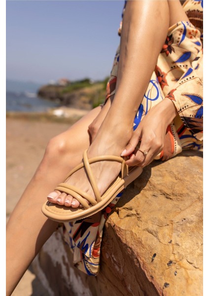 Zill Kadin Beyaz Pofuduk Taban Sandalet