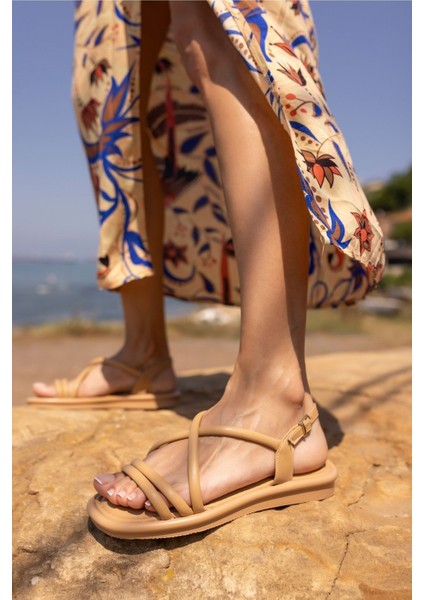 Zill Kadin Beyaz Pofuduk Taban Sandalet