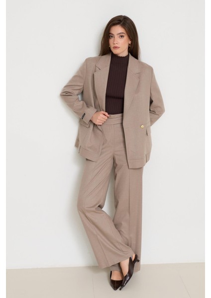 Bej Kruvaze Kapama ve Düğme ve Cep Detaylı Ceket Bel Detaylı Rahat Kesim Pantolonlu Takım