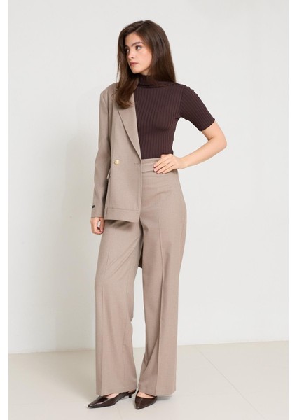 Bej Kruvaze Kapama ve Düğme ve Cep Detaylı Ceket Bel Detaylı Rahat Kesim Pantolonlu Takım fiyatları