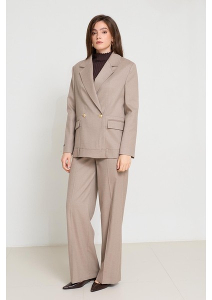 Bej Kruvaze Kapama ve Düğme ve Cep Detaylı Ceket Bel Detaylı Rahat Kesim Pantolonlu Takım modelleri