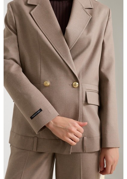 Bej Kruvaze Kapama ve Düğme ve Cep Detaylı Ceket Bel Detaylı Rahat Kesim Pantolonlu Takım fırsatları
