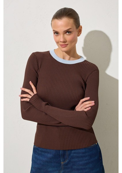 Kahverengi Boyundan Şerit Detaylı Uzun Kollu Triko Bluz fiyatları