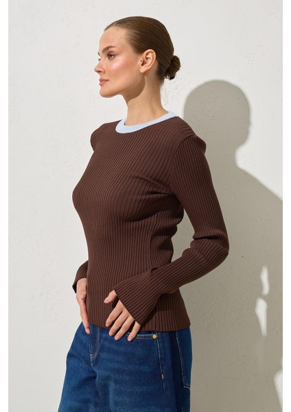 Kahverengi Boyundan Şerit Detaylı Uzun Kollu Triko Bluz