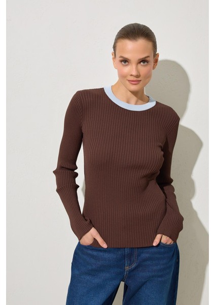 Kahverengi Boyundan Şerit Detaylı Uzun Kollu Triko Bluz