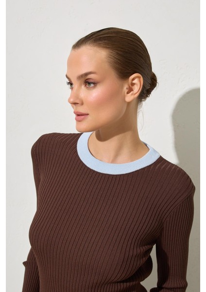 Kahverengi Boyundan Şerit Detaylı Uzun Kollu Triko Bluz