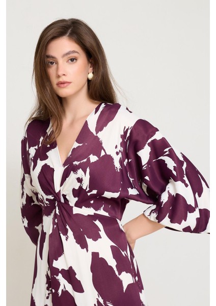 Ekru-Bordo Yaka Detaylı Rahat Kesim Desenli Elbise fırsatları