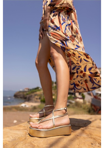 Parades Kadın Nude Dolgu Taban Parmak Arası Sandalet fırsatları