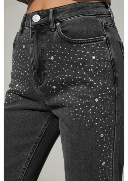 Kadın Yüksek Bel Taşlı-Taş Detaylı Antrasit Mom Jean Pantolon – Şık Denim Kadın Pantolon modelleri