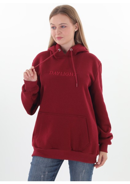Daylıght Unisex Nakışlı Bordo Renk Kapüşonlu Sweatshirt Kanguru Kapüşonlu sweatshirt kesimleri Unisex olarak belirlenmiştir. Hem Erkek hem de Kadın için dizayn edilmiştir.