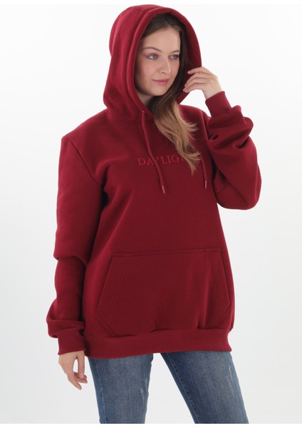 Daylıght Unisex Nakışlı Bordo Renk Kapüşonlu Sweatshirt Kanguru Kapüşonlu sweatshirt kesimleri Unisex olarak belirlenmiştir. Hem Erkek hem de Kadın için dizayn edilmiştir. indirimleri