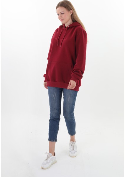 Daylıght Unisex Nakışlı Bordo Renk Kapüşonlu Sweatshirt Kanguru Kapüşonlu sweatshirt kesimleri Unisex olarak belirlenmiştir. Hem Erkek hem de Kadın için dizayn edilmiştir.