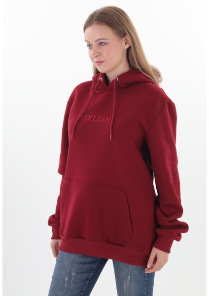 Daylıght Unisex Nakışlı Bordo Renk Kapüşonlu Sweatshirt Kanguru Kapüşonlu sweatshirt kesimleri Unisex olarak belirlenmiştir. Hem Erkek hem de Kadın için dizayn edilmiştir.