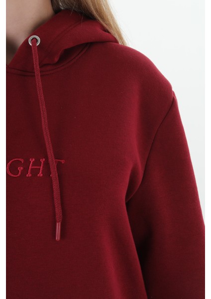 Daylıght Unisex Nakışlı Bordo Renk Kapüşonlu Sweatshirt Kanguru Kapüşonlu sweatshirt kesimleri Unisex olarak belirlenmiştir. Hem Erkek hem de Kadın için dizayn edilmiştir.