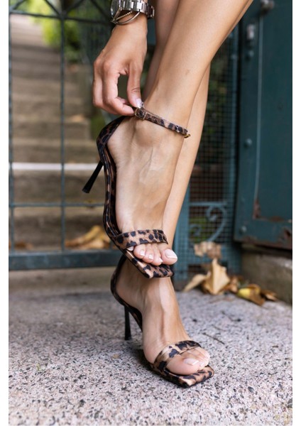 Clauss Kadın Bej Rugan Tek Bant Topuklu Sandalet fiyatları