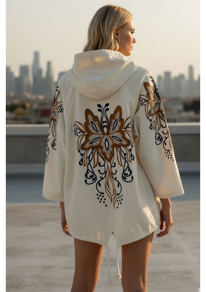 Kadın Krem Kapüşonlu Fermuarlı Etnik Desen Detaylı Oversize Ceket – Çiçek Desenli Şık Kadın Ceket modelleri