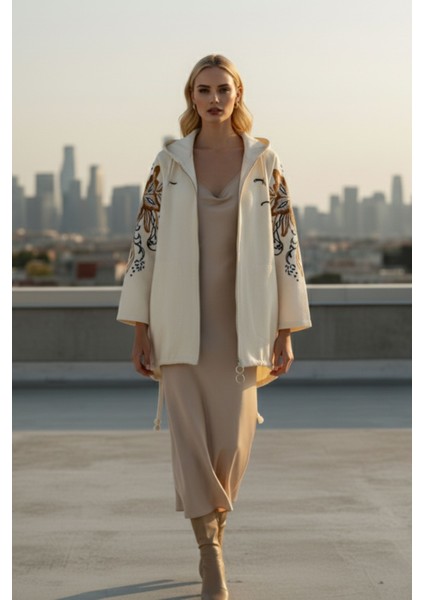 Kadın Krem Kapüşonlu Fermuarlı Etnik Desen Detaylı Oversize Ceket – Çiçek Desenli Şık Kadın Ceket