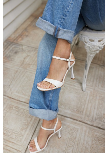 Rojo Kadın Sıyah Cılt Tek Bant Topuklu Sandalet indirimleri