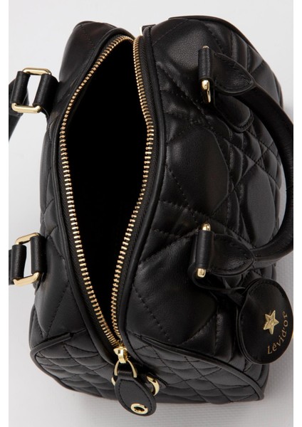 Siyah Yıldız Aksesuar Detaylı El Çantası modelleri