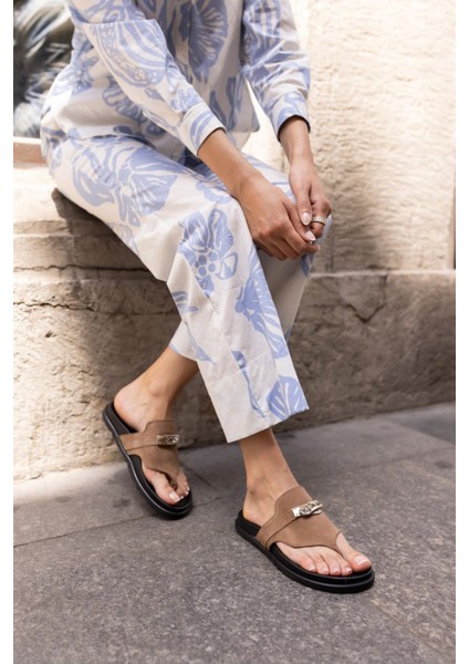 Gilles Kadın Bej Suet Toka Detay Parmak Arasi Terlık