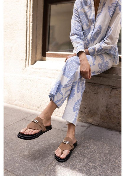 Gilles Kadın Bej Suet Toka Detay Parmak Arasi Terlık modelleri