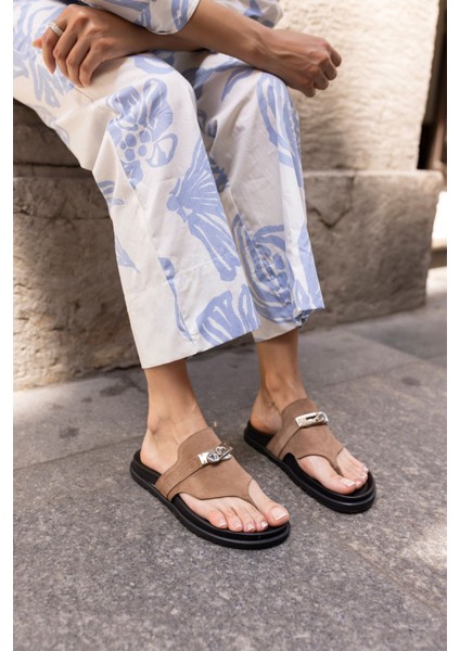 Gilles Kadın Bej Suet Toka Detay Parmak Arasi Terlık fırsatları