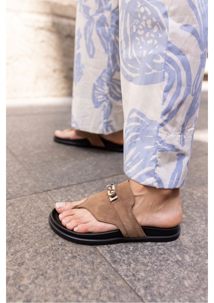 Gilles Kadın Bej Suet Toka Detay Parmak Arasi Terlık