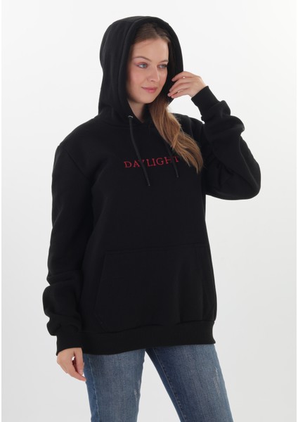Daylıght Unisex Siyah Kapüşonlu Sweatshirt (Kırmızı Nakışlı) Kanguru cep detaylı çiftlere uygun unisex kapşonlu 3 iplik 290 gram şardonlu kumaş