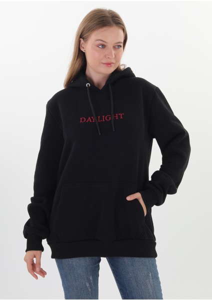 Daylıght Unisex Siyah Kapüşonlu Sweatshirt (Kırmızı Nakışlı) Kanguru cep detaylı çiftlere uygun unisex kapşonlu 3 iplik 290 gram şardonlu kumaş